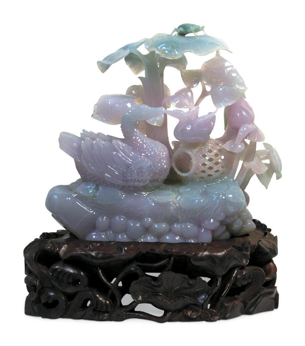 俏色(紫色) 翡翠质地清纯,水头十足,晶莹润泽,色泽明亮,色地均佳,整个玉件雕工精到,刀法圆熟,玉件整体完美。 附苏州质量技术监督金银珠宝饰品产品质量检验站鉴定证书 翡翠净尺寸约为:高 175mm 宽 190mm