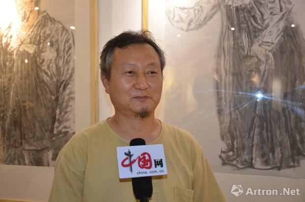 参展画家倪冰接受媒体采访