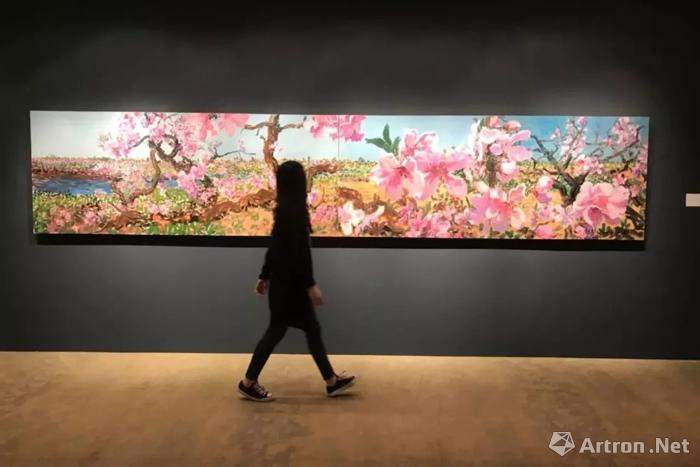 周春芽《桃花又见一年春(双联作)》