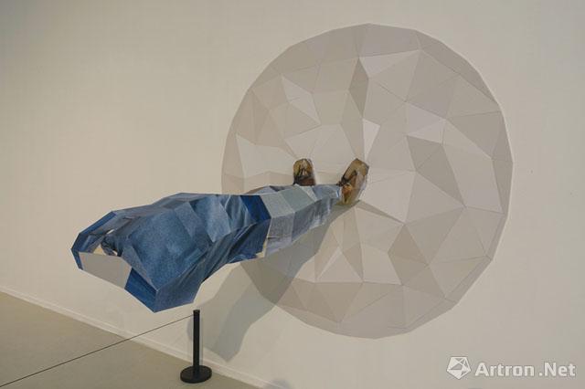 《我 张琛 190×190×150cm 2016年 泡沫板,纸