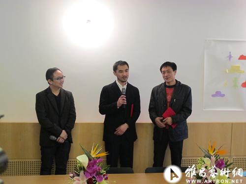 开幕现场,左起:建筑师曾庆豪,中间美术馆艺术总监周翊,艺术家张杰