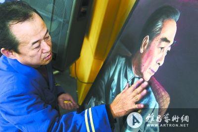 1976年周总理逝世，郭军师傅就曾手绘周总理遗像送给左邻右舍、亲戚朋友用来悼念。他一直想用粉笔画一幅周总理像。