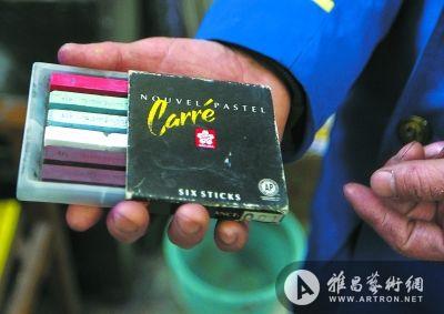 一些特殊颜色需要使用专用的粉笔，一根粉笔顶一盒普通粉笔的钱。