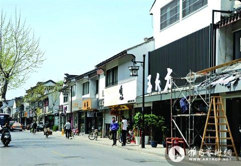 　各色玉雕店在十全街上扎堆。□记者姚永强摄