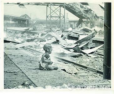 1937年日军空袭上海南站,一个小孩在废墟中哭泣,记者摄下这场景.