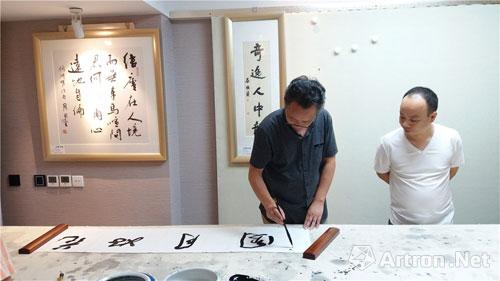 杨建德常务副院长同嘉宾们品茶论道,探讨书院的发展2 现场挥毫    附