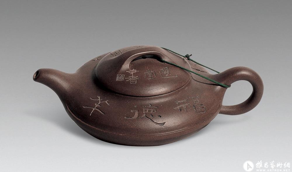 九七回归纪念紫砂壶<br>^-^Purple Clay Teapot in Memory of the Handover Ceremony