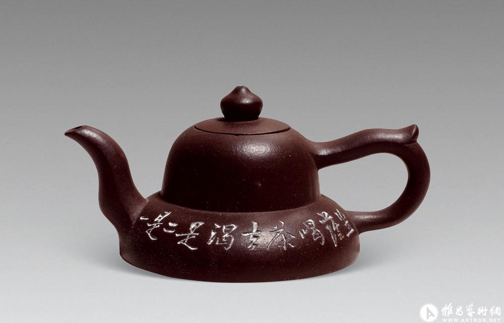 书赵州偈紫砂笠帽壶<br>^-^Purple Clay Teapot with Quotation of Monk Zhaozhou
