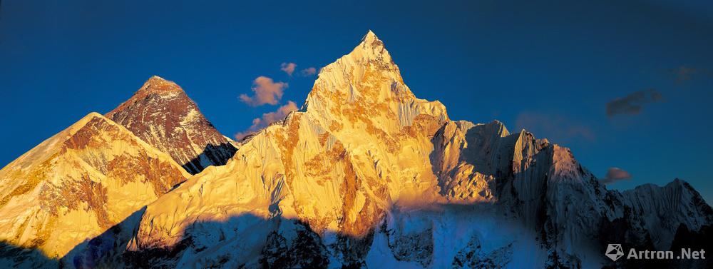 王金作品：尼泊尔珠穆朗玛峰南坡。旁边两座高峰为卓奥友峰和洛子峰001