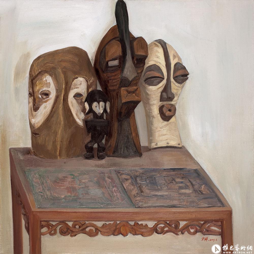 方桌上的非洲面具