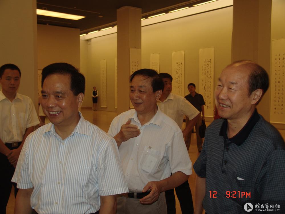 2009年8月13日李建国同志在中国美术馆参观指导黎明中书法展