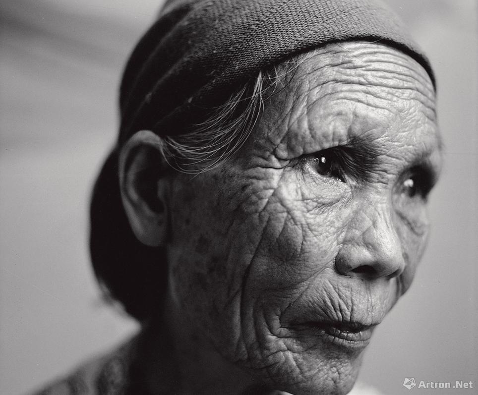 林亚金说，她和姐妹们在稻田里被日军抓走，关在一个小茅房里，每天都被日军强暴。