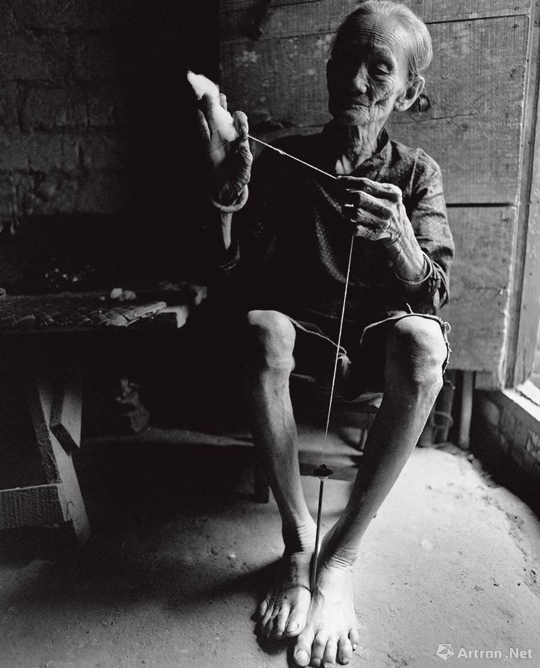 黄一鸣作品：现年82岁的陈金玉老人自己织布、酿酒，过着平静的生活。