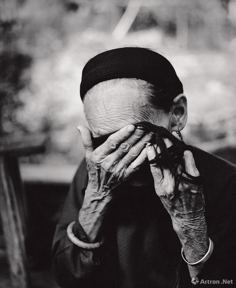 黄一鸣作品：在几十年的平静生活背后，陈金玉老人忍受了怎样的一种欺凌和痛苦。