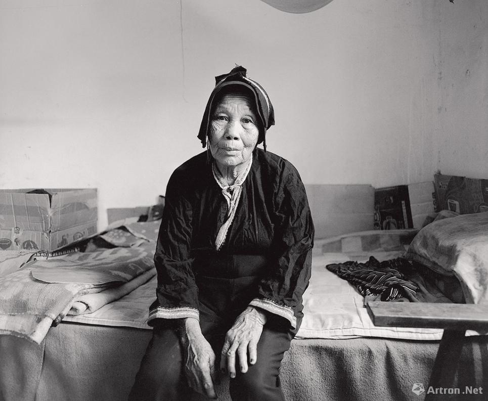 黄一鸣作品：在家里，邓玉民老人生活得自由自在，乐观豁达。