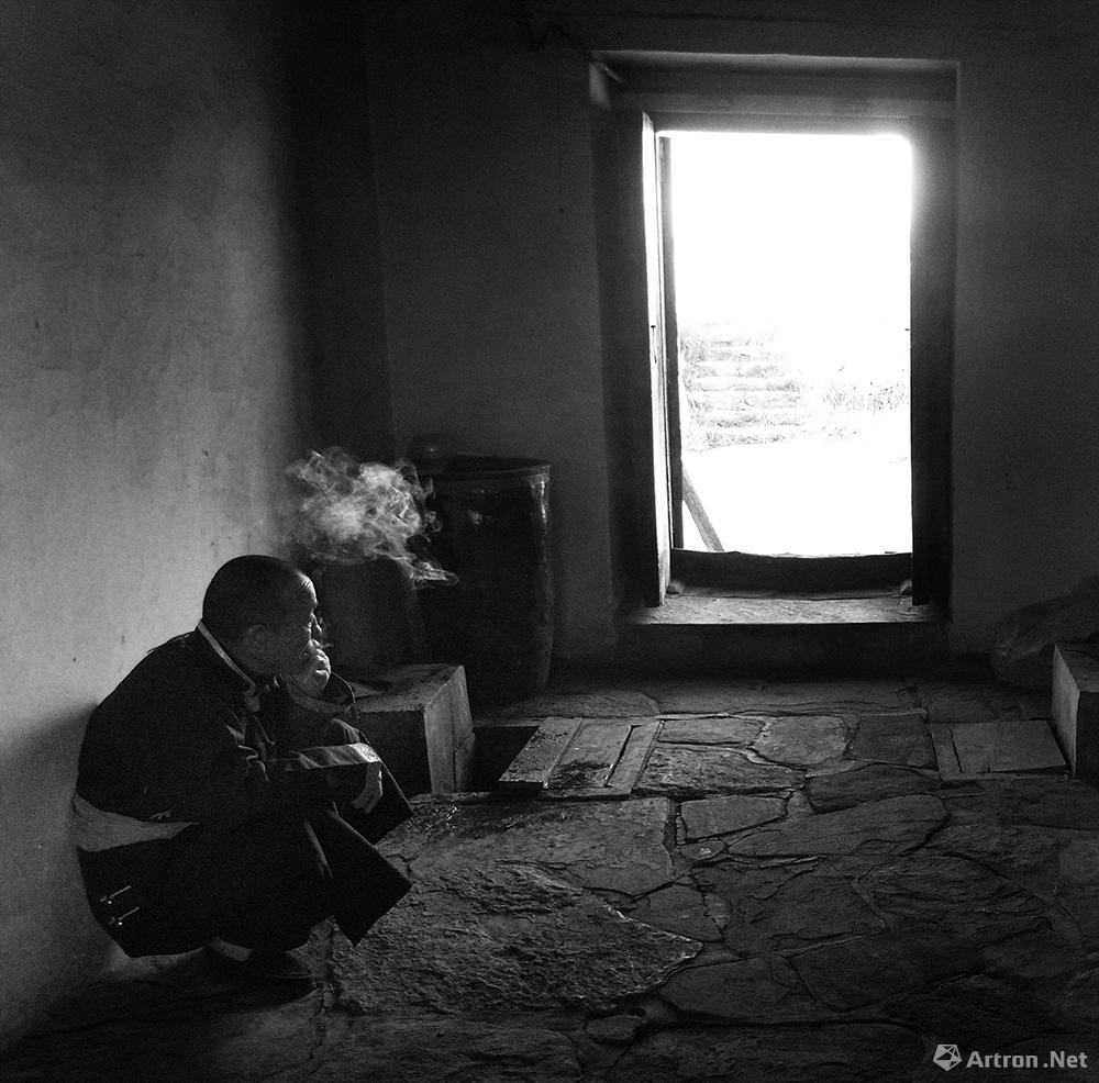 王争平作品：寺院里的吸烟人.五当召.2005.9