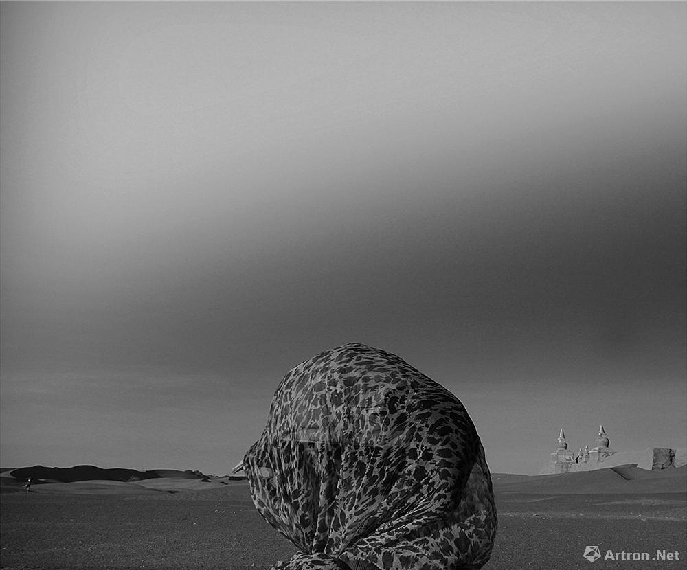 王争平作品：围头纱的女人在黑城.阿拉善盟.2011.11