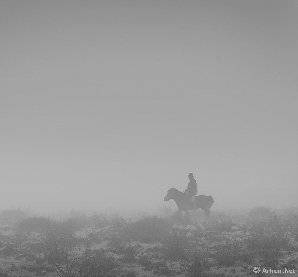 王争平作品：一位牧民骑马行走在沙化的草原上.鄂尔多斯.2010.4
