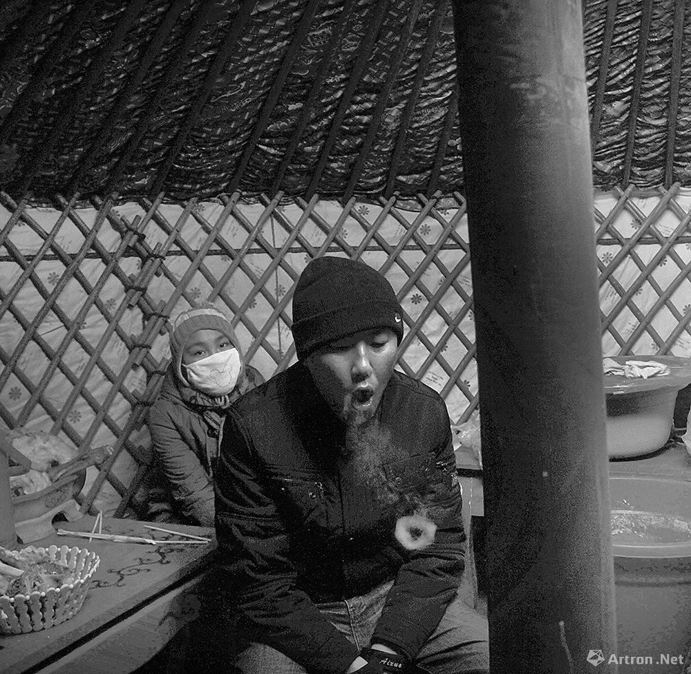 王争平作品：蒙古包里吐烟圈的牧民.锡盟.2011.12