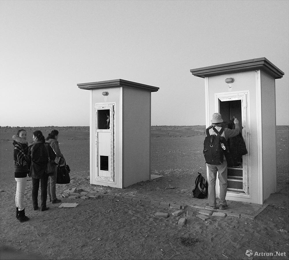 王争平作品：戈壁滩上的公厕.阿拉善盟.2011.11