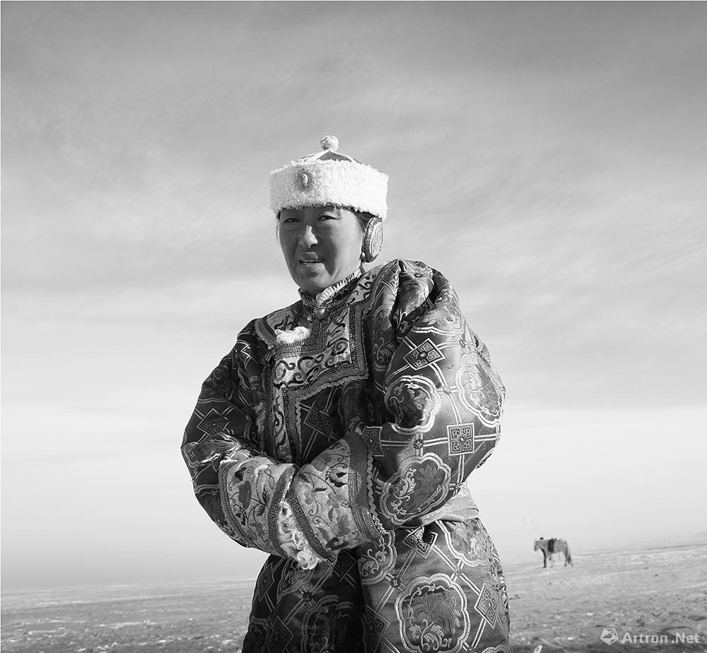 王争平作品：戴耳套的蒙古女人.锡盟.2010.12