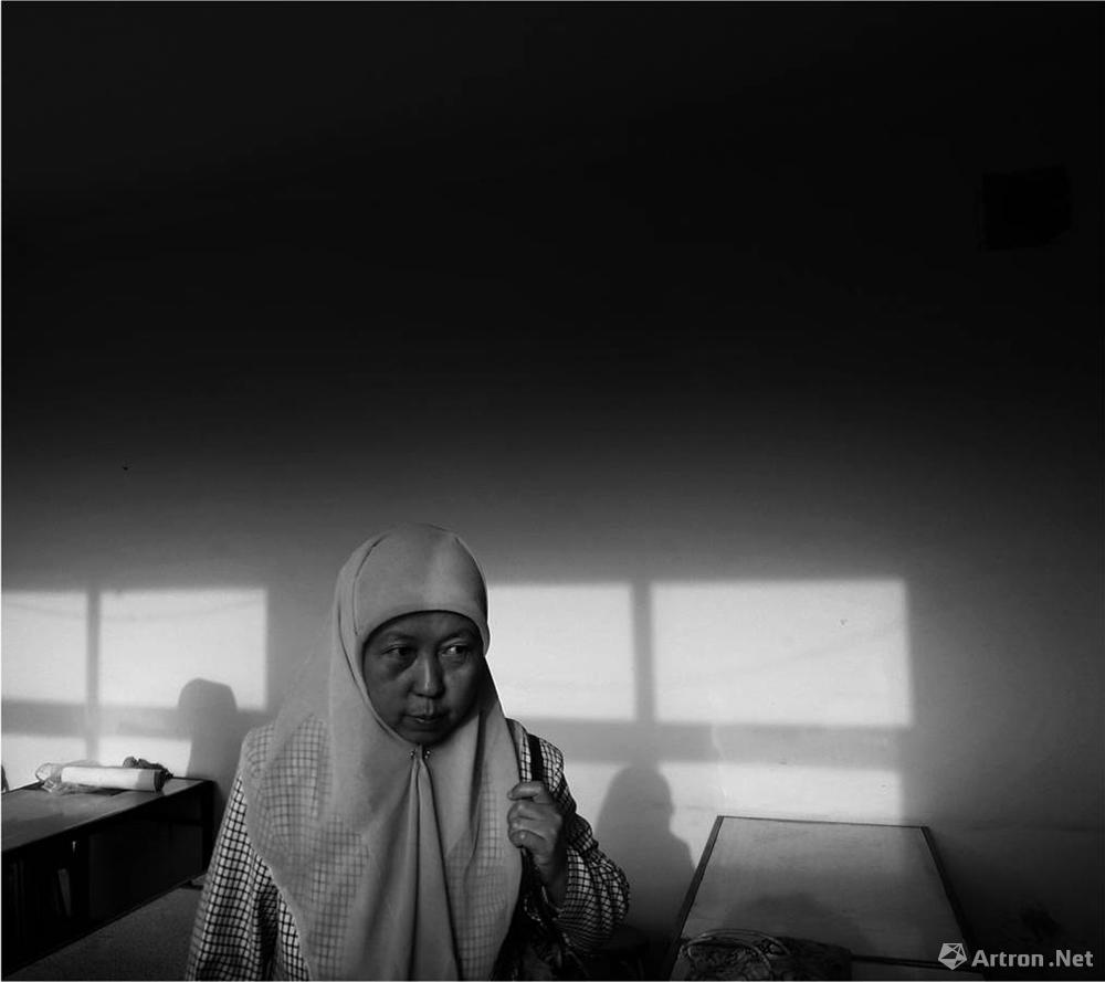 王争平作品：草原城市里读古兰经的女人.包克图.2010.9