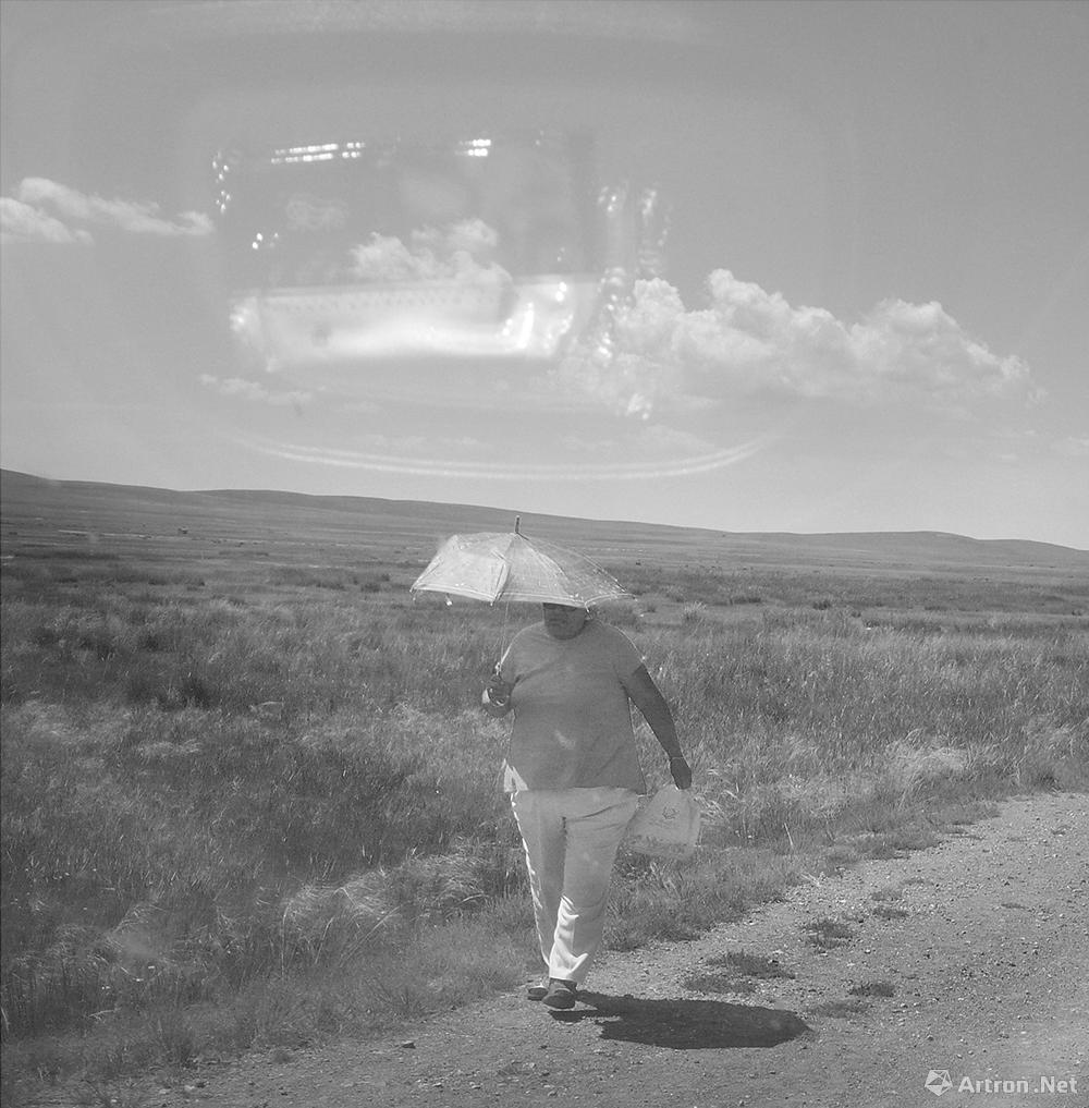 王争平作品：打伞的牧民.锡盟.2007.7