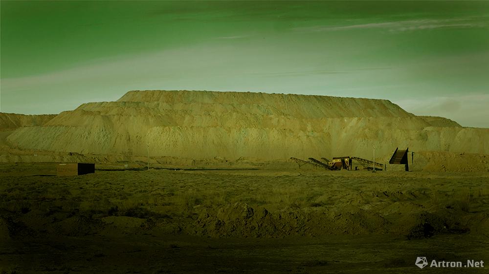 内蒙阿拉善右旗矿区开挖的废料