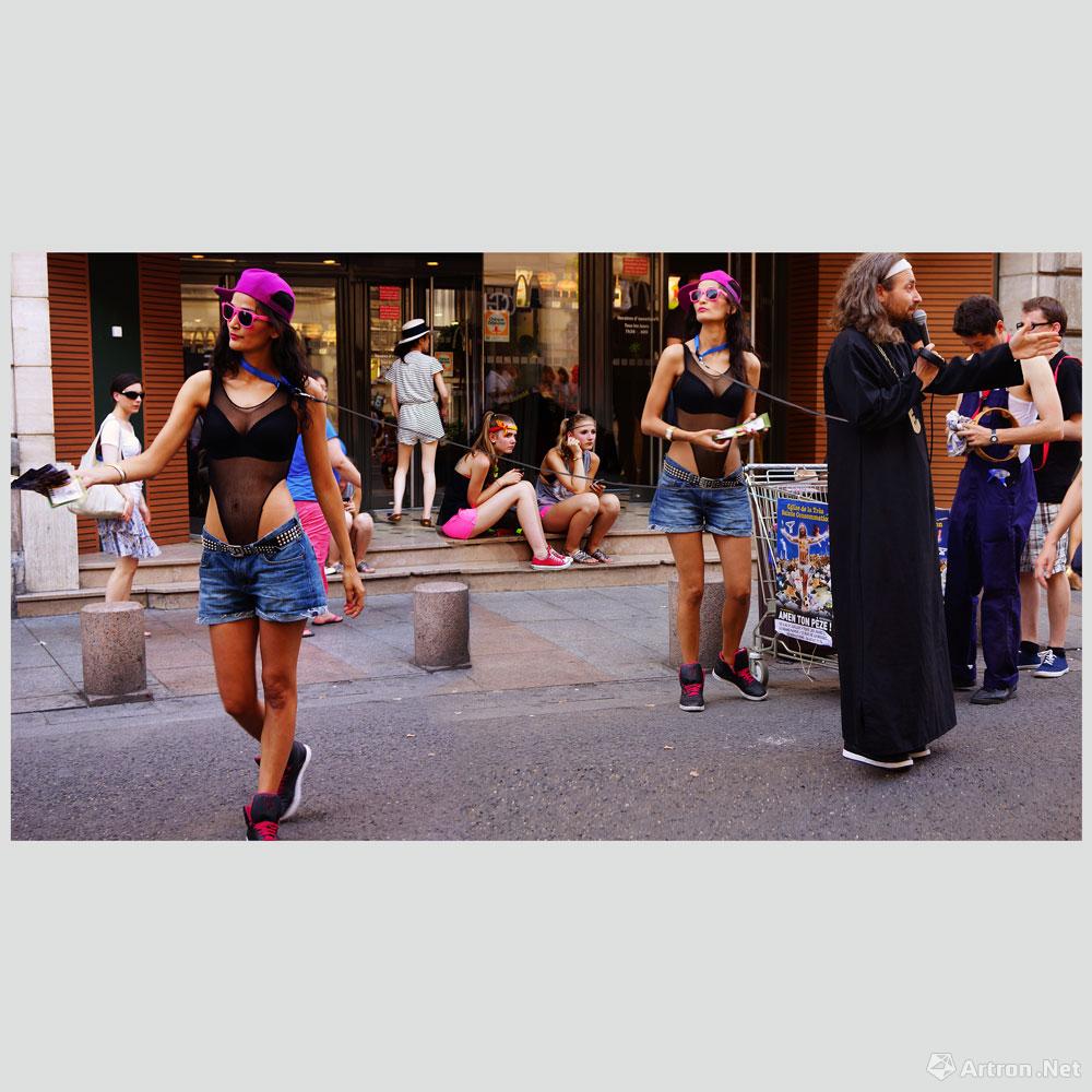 王志平作品：神父在大街上牵着美女发小广告 Avignon