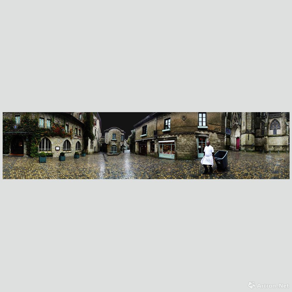 王志平作品：雨中白衣人 Carcassonne