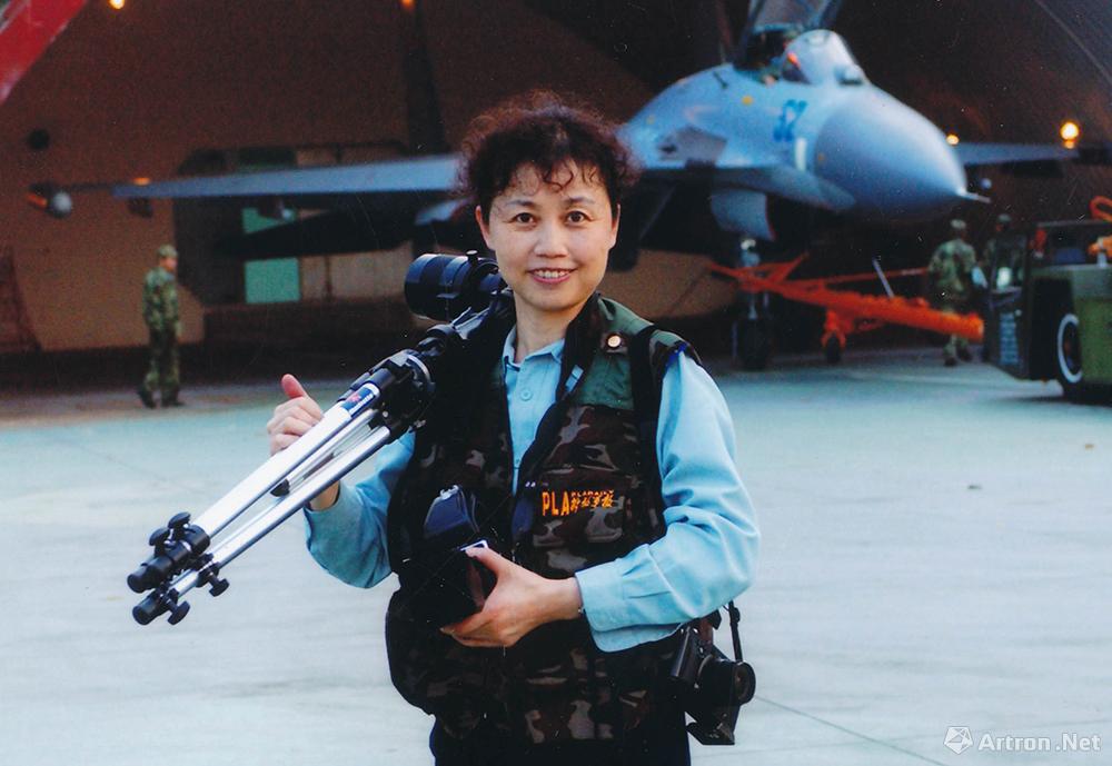2003年3月，我随著名记者车夫采访广空航空兵某师时，车夫老师为我拍摄的工作照