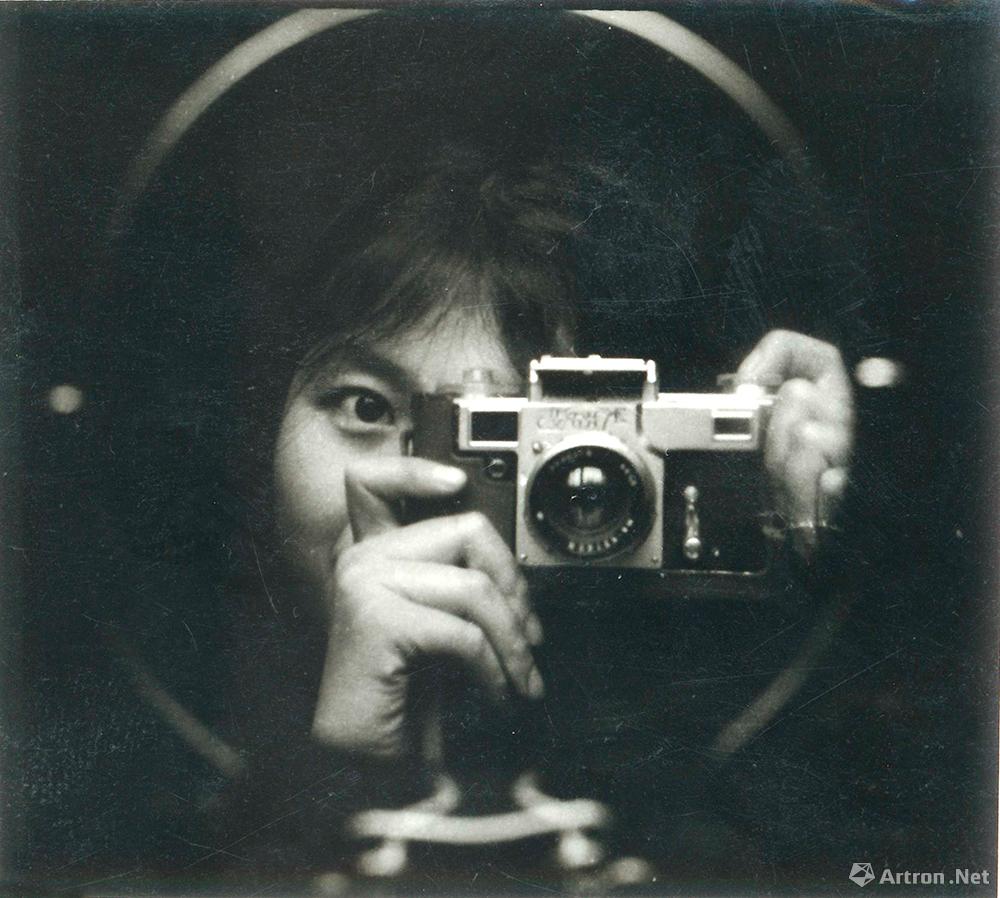 1972年，爱好摄影的我对着镜子自拍练习摄影技术
