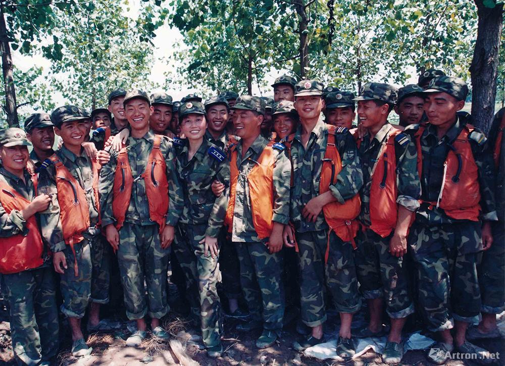 1998年7月，我在湖荆江大堤抗洪一线采访时，和空降兵某部抗洪战士一起合影