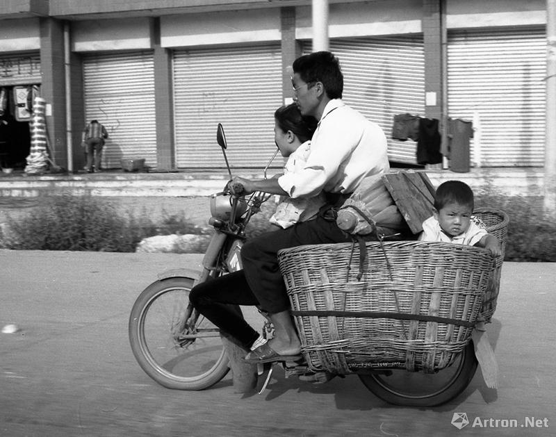 彭香忠作品：贵州农村历史系列之90年代初花溪农村许多村民购买了加陵摩托车，带上老婆孩子去赶场