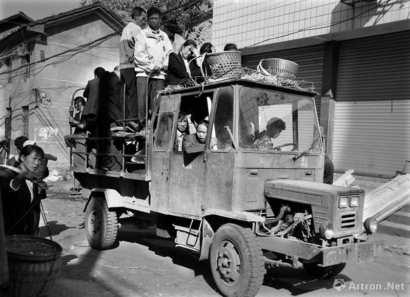彭香忠作品：贵州农村历史系列之拖拉机改装的小客车