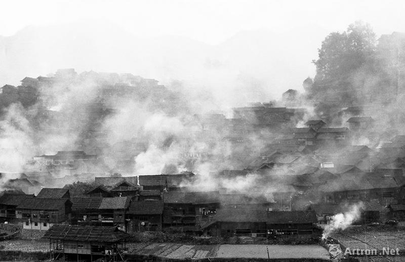 彭香忠作品：贵州农村历史系列之西江过苗年的早晨