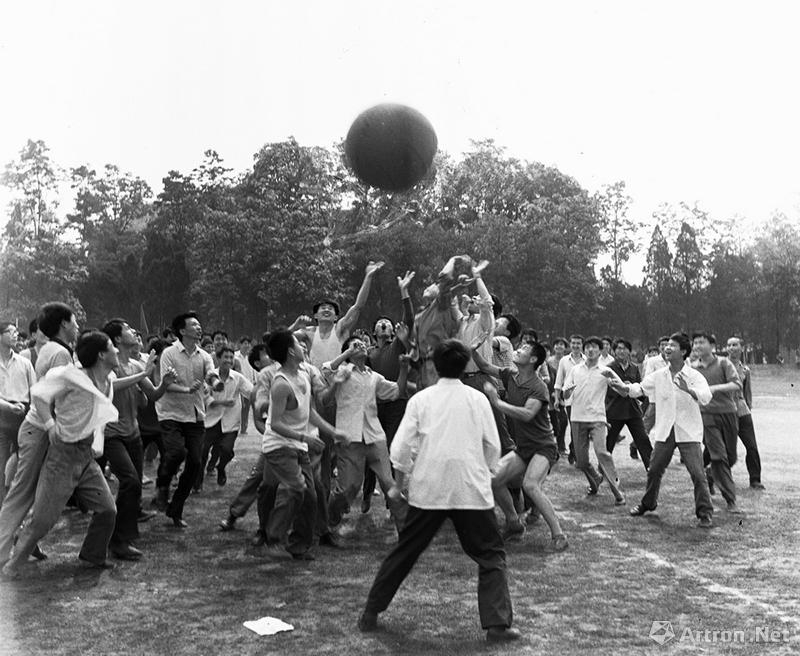 彭香忠作品：校园历史系列之贵阳师院在校园足球场上有几百人参加的传统体育项目—打龙球