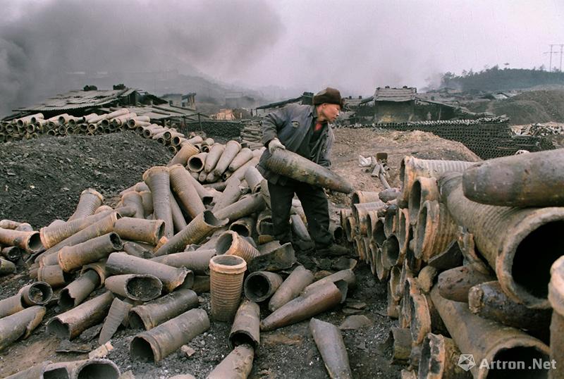 彭香忠作品：污染系列之厂区堆放了大量废弃的炼锌锥状陶器