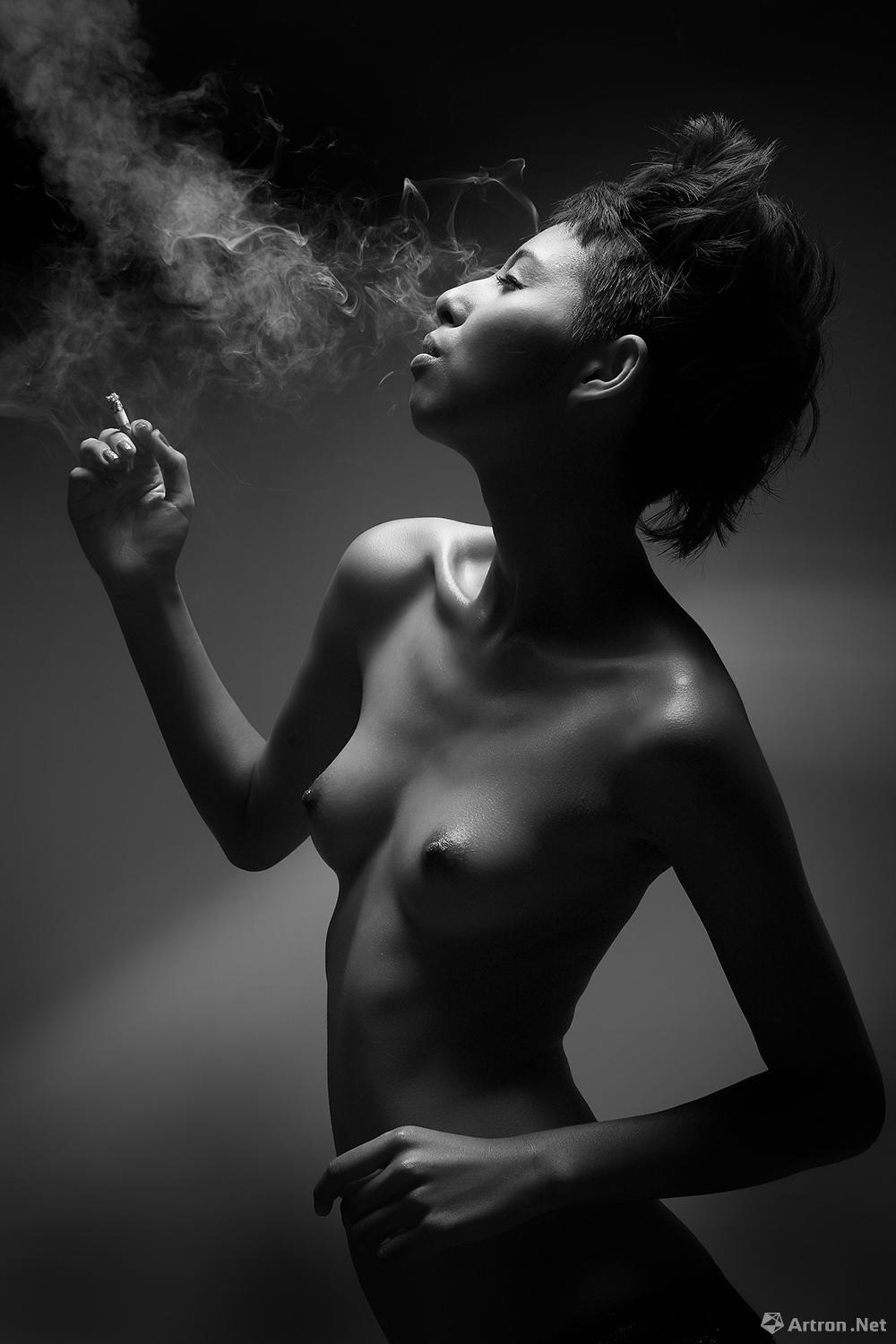 易都作品：低俗小说006 smoking woman