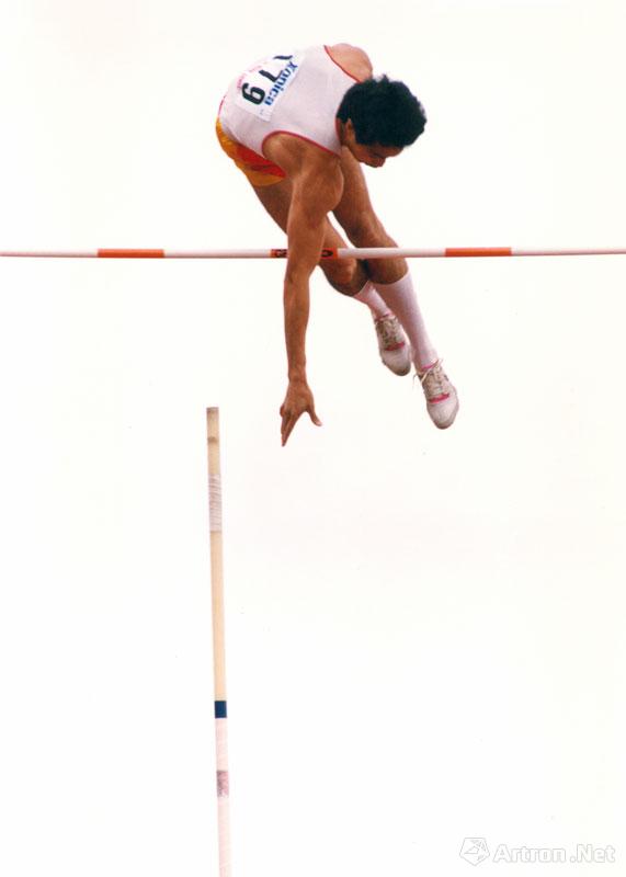 郭延民作品：《飞身过杆》1990年 北京亚运会男子撑杆跳高决赛中，梁学仁在第六次试跳中飞身跃过5.62米的新高度，获得冠军并打破亚洲纪录。