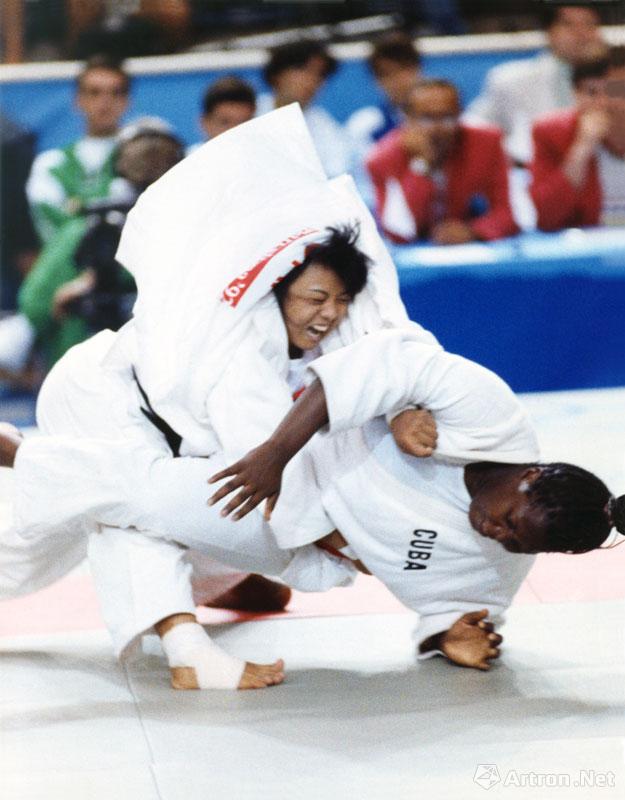 《虎威》1992年庄晓岩在第25届奥运会女子75公斤以上级决赛中，战胜了古巴的世界冠军罗德里格斯为中国队获得了第一枚女子柔道奥运金牌。