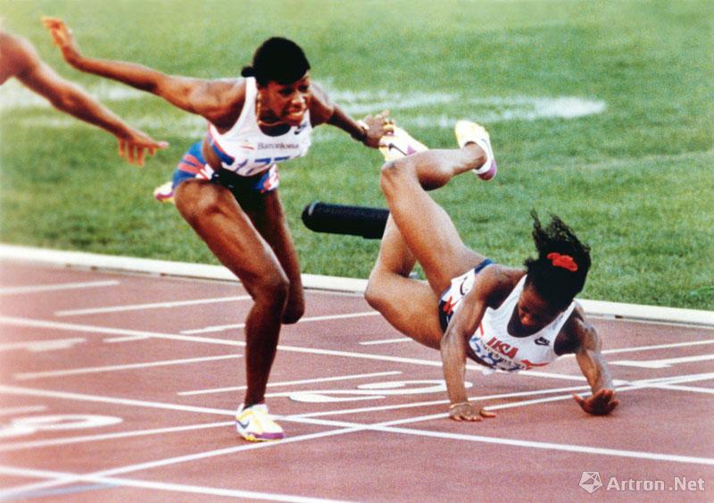 郭延民作品：《马失前蹄》美国著名女子短跑名将德佛斯是当代最伟大的田径运动员之一。德佛斯在1992年巴塞罗那奥运会跨栏决赛中一路领先，不幸被最后一个栏绊倒摔倒在终点线上。