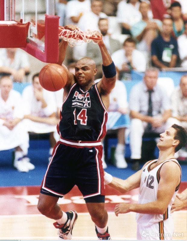 《巴克利暴扣》1992年巴塞罗那奥与会男篮决赛，美国梦一队巴克利大力扣篮气贯长虹。