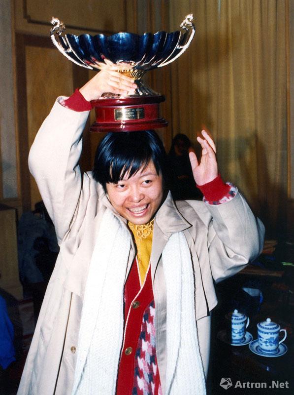 郭延民作品：《棋后的皇冠》谢军首次夺得国际象棋世界冠军异常兴奋。图为：谢军把象征皇冠的冠军奖杯高高举到头顶。