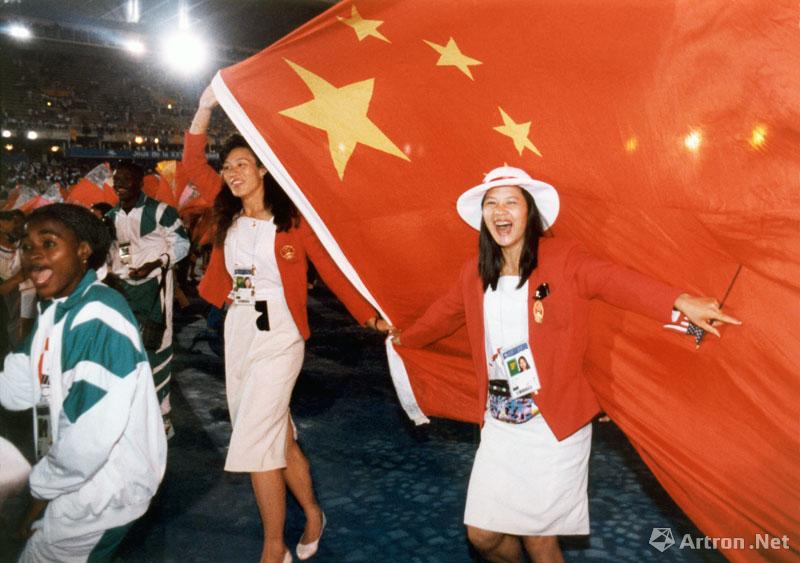 郭延民作品：《祖国在我心中》中国军团在1992年巴塞罗那奥运会上取得辉煌成绩，健儿们在闭幕式上高举五星红旗欢庆胜利。