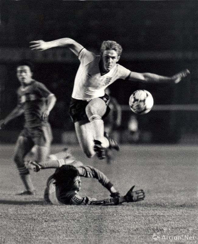 郭延民作品：《飞鹰》1986年5月中国青年报杯国际青年足球锦标赛，英格兰队前锋突破中国队守门员的防守。
