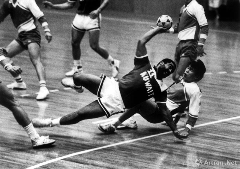 郭延民作品：《得分在望》摄于1989年亚洲男子手球锦标赛。