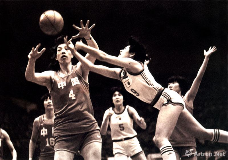 郭延民作品：《超级火锅》1985年北京国际女篮邀请赛中国与日本队比赛中，中国队亚洲第一中锋陈月芳给了日本队前锋一个超级火锅。
