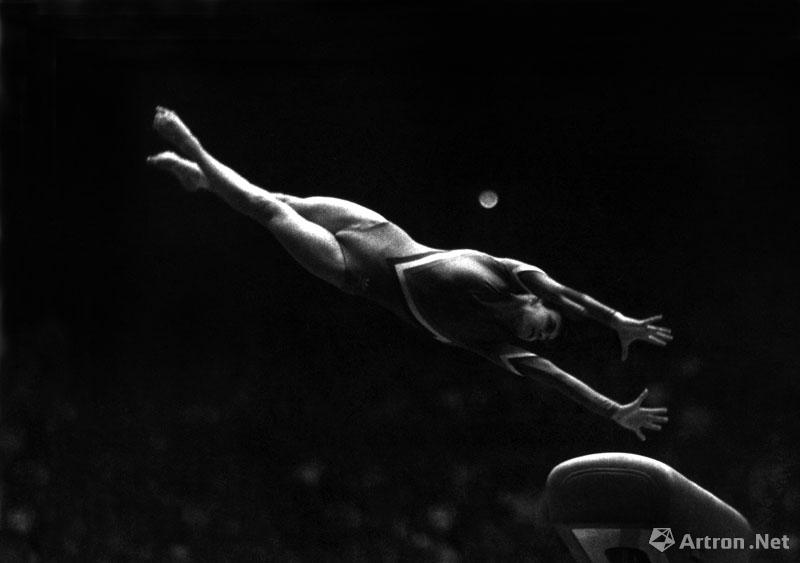 郭延民作品：《飞身上马》摄于1984年3月北京国际体操邀请赛。