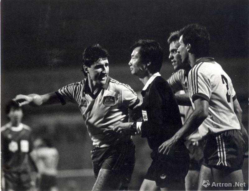 郭延民作品：《执法如山》摄于1986年中国青年报杯国际足球邀请赛。